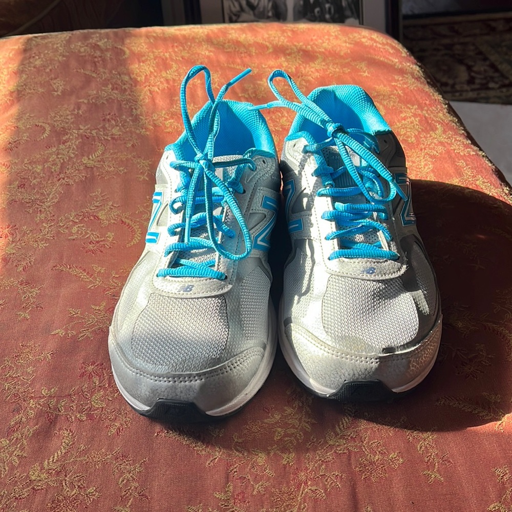 New balance silver and blue running shoes size 9 1/2 In like new condition